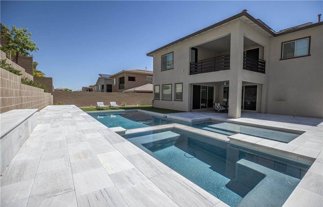Las Vegas home with pool